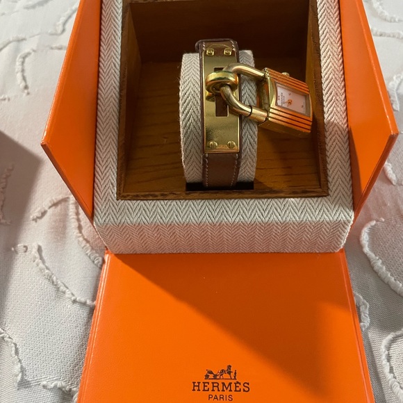 Hermès Kelly Watch , lightly worn ,in box .Price is firm🌺🌼🌸 - Picture 2 of 10